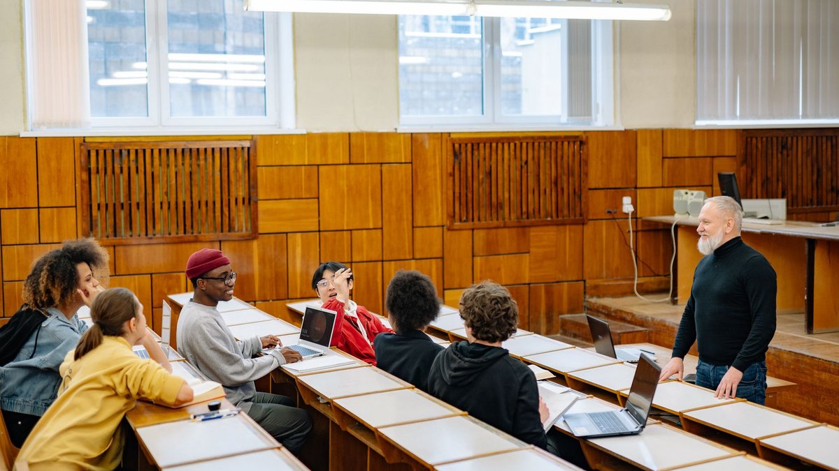Intelligence Age: Navigating AI's Impact on Graduates in 2026